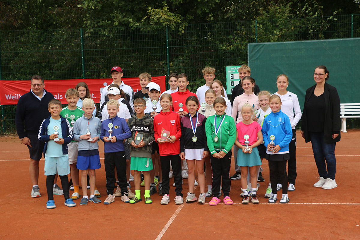Gruppenfoto der Spielerinnen und Spieler der Jugend Kreismeisterschaften des Tenniskreises Paderborn Höxter beim TC Rot-Weiß Salzkotten e.V.